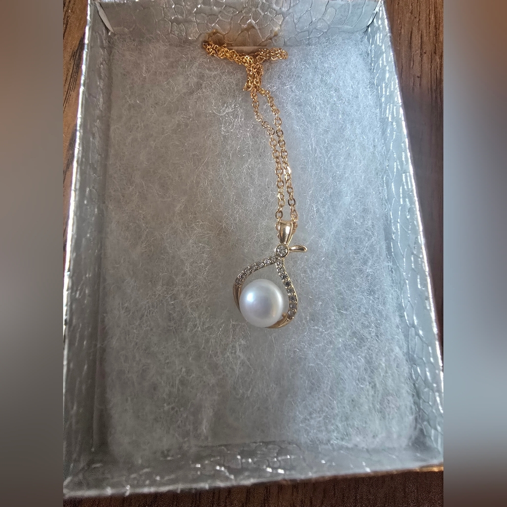 Elegant Gold and White Pearl Pendant Necklace - Picture 4 of 4